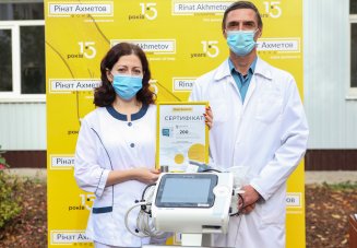 In partnership with the Rinat Akhmetov Foundation, Lemtrans donated a lung ventilator to the Volnovakha Central Regional Hospital